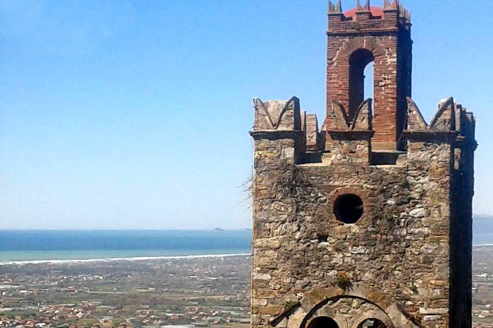 Mommio Castello, un belvedere sulle colline della Versilia