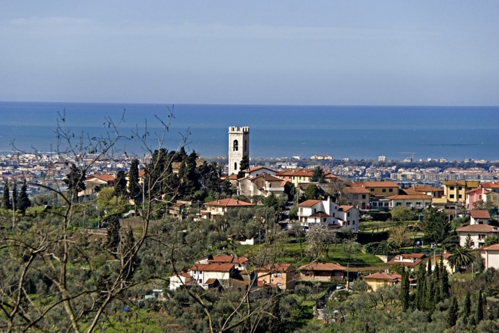 Living in tuscan hills with sea views