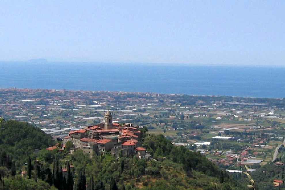 Tuscan historical villages, in Monteggiori a precious historic home for sale in Versilia