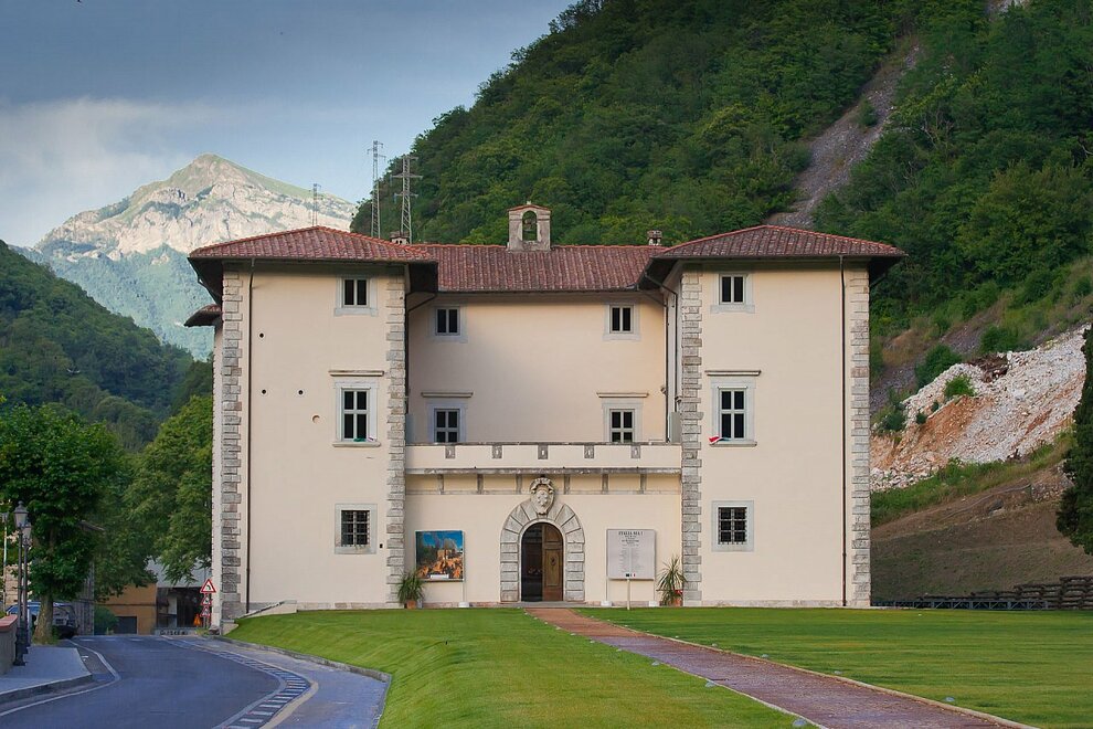 Seravezza: a dream villa in the hills just a stone's throw from Forte dei Marmi Seravezza: a dream villa in the hills just a stone's throw from Forte dei Marmi