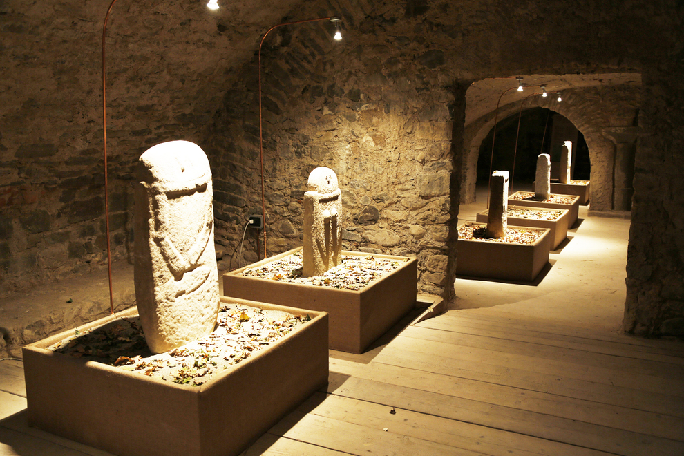 In Lunigiana, zwischen Villen und prestigeträchtigen Bauernhäusern, entdecken wir die alten Stele-Statuen