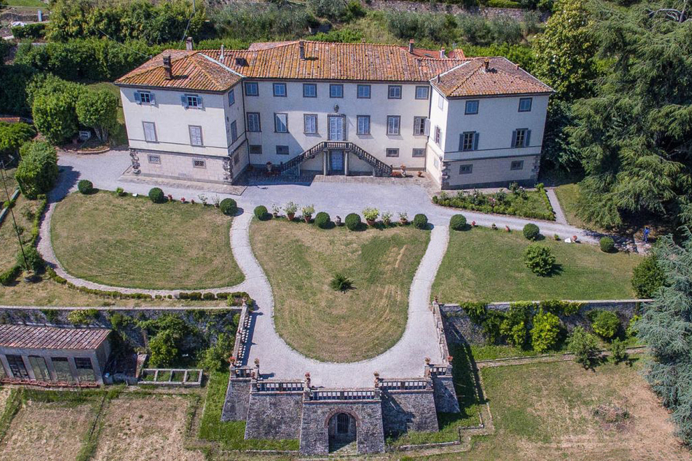 Die landschaftliche Umgebung historischer Villen zum Verkauf in Lucca, Toskana