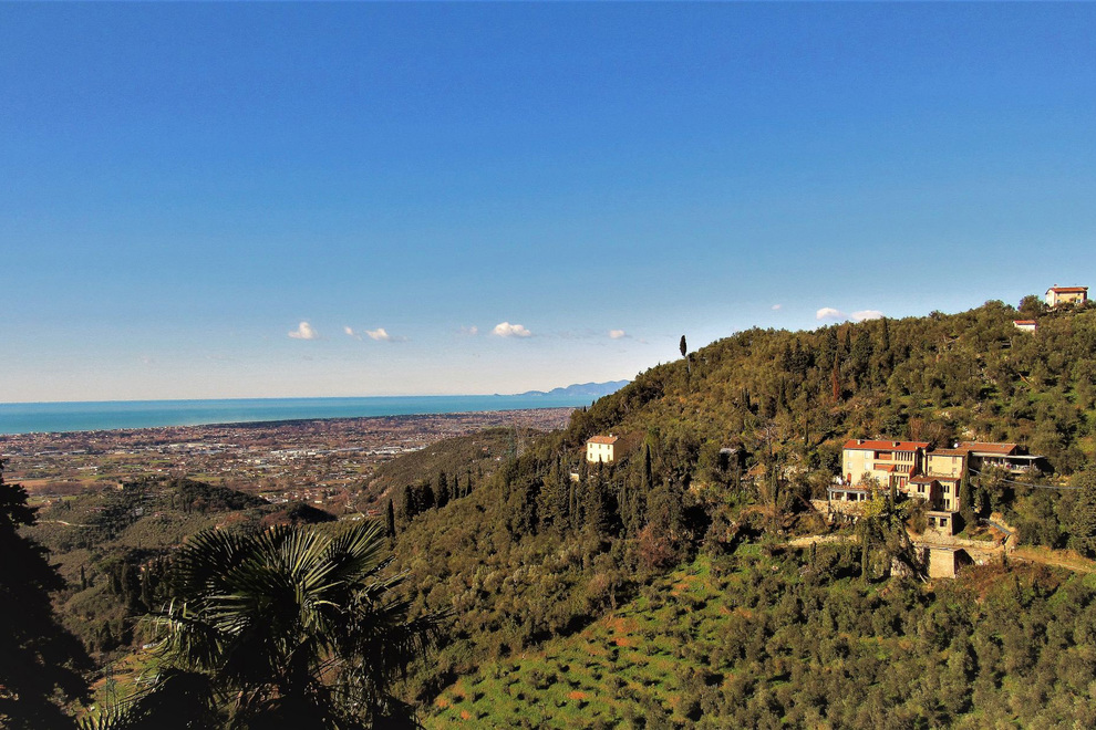 Camaiore, alte Bauernhäuser und Luxusvillen in den ruhigen Hügeln und nahe der Küste