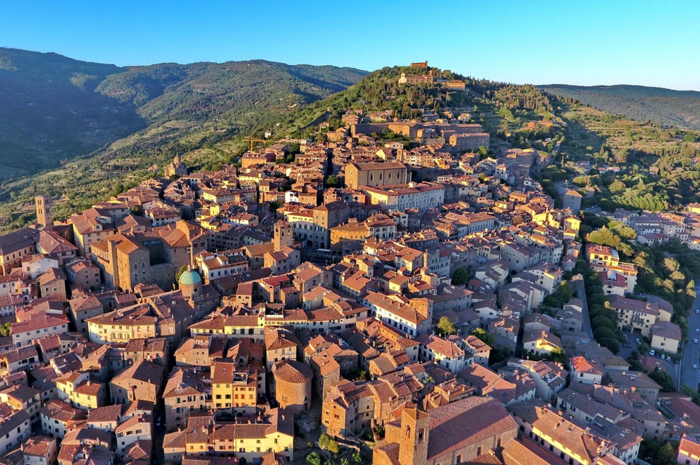 Cortona and its surroundings, culture, history, food & wine, and prestigious properties