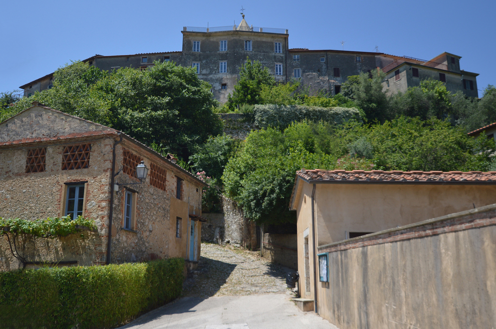 In Tuscany the villages of Camaiore, between villas and farmhouses for sale