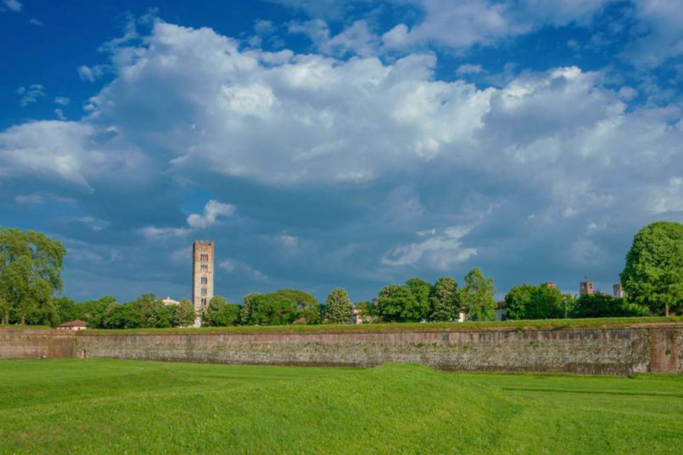 The walls of Lucca: history, tourism, and prestige properties