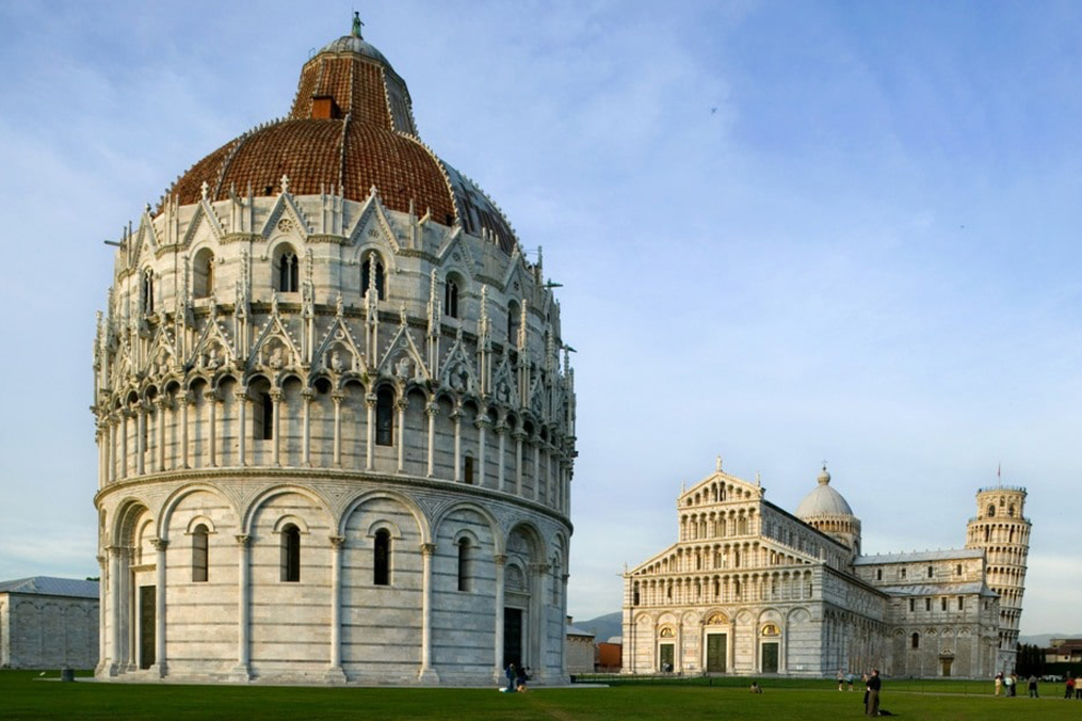 Pisa Stadt der Kunst und berühmter Denkmäler, umgeben von sanften Hügeln und luxuriösen Anwesen