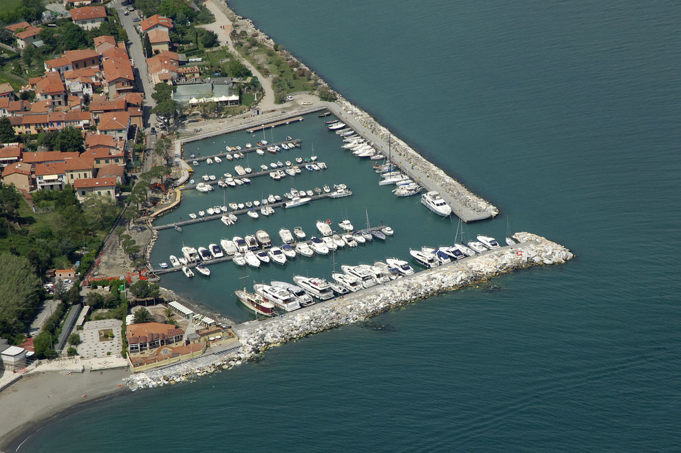 Villas for sale in Bocca di Magra, where the silence is interrupted by the squeak of the boats and by the direction of the seagulls