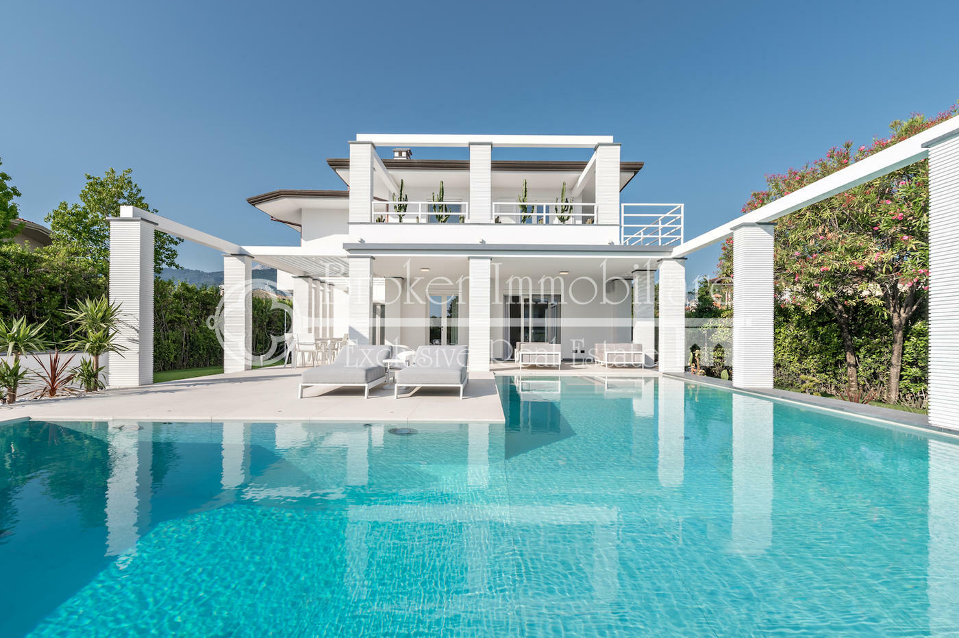 Moderna villa di lusso con piscina in vendita a Forte dei Marmi