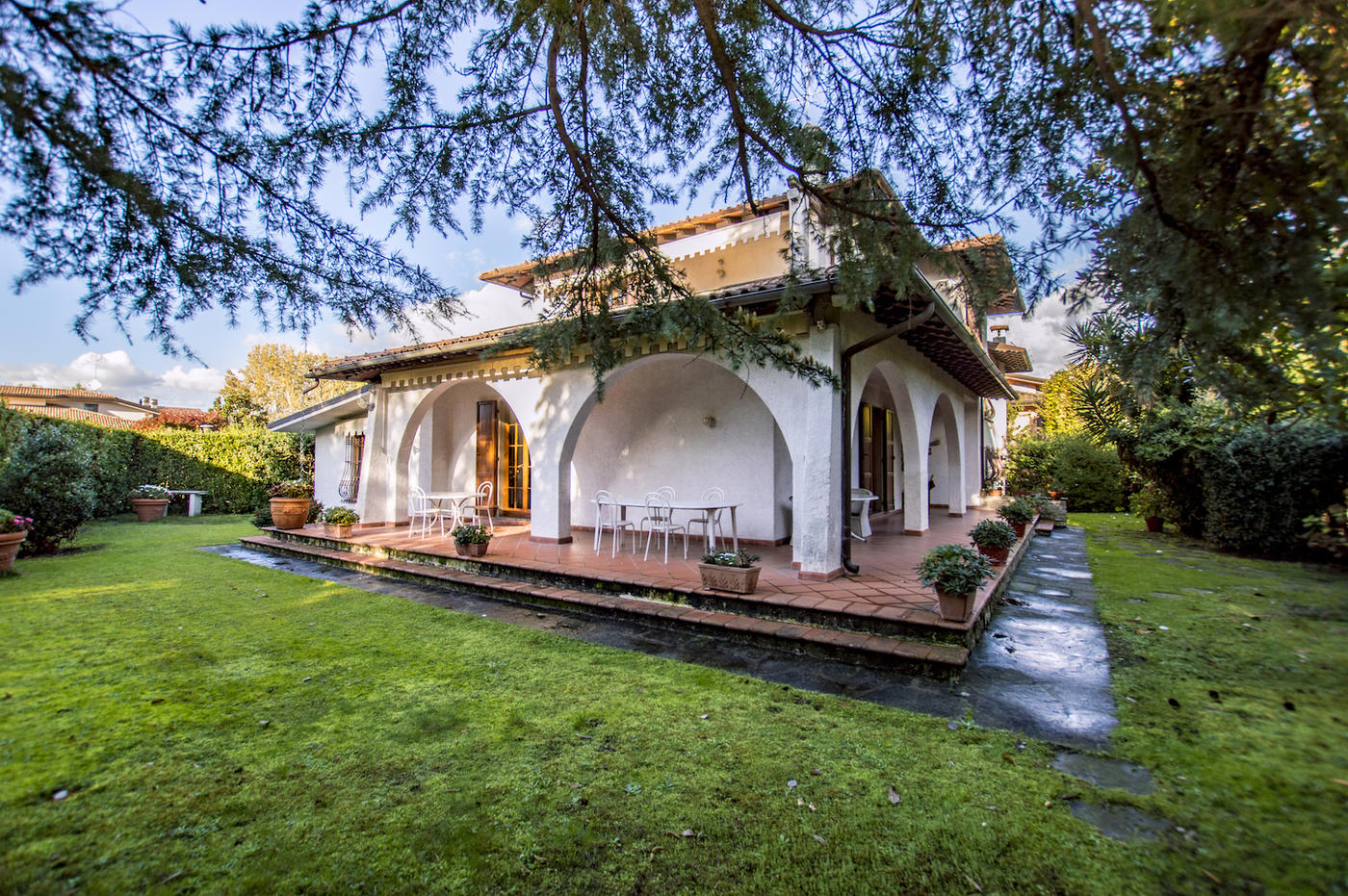 Elegant villa for sale in Forte dei Marmi at only 1.6 km from the sea