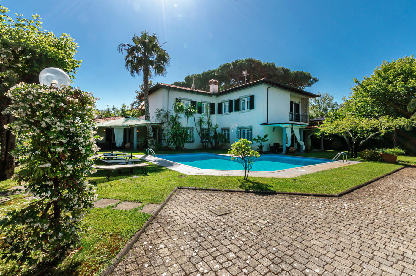 Exclusive villa with swimming pool for sale in Forte dei Marmi at 300