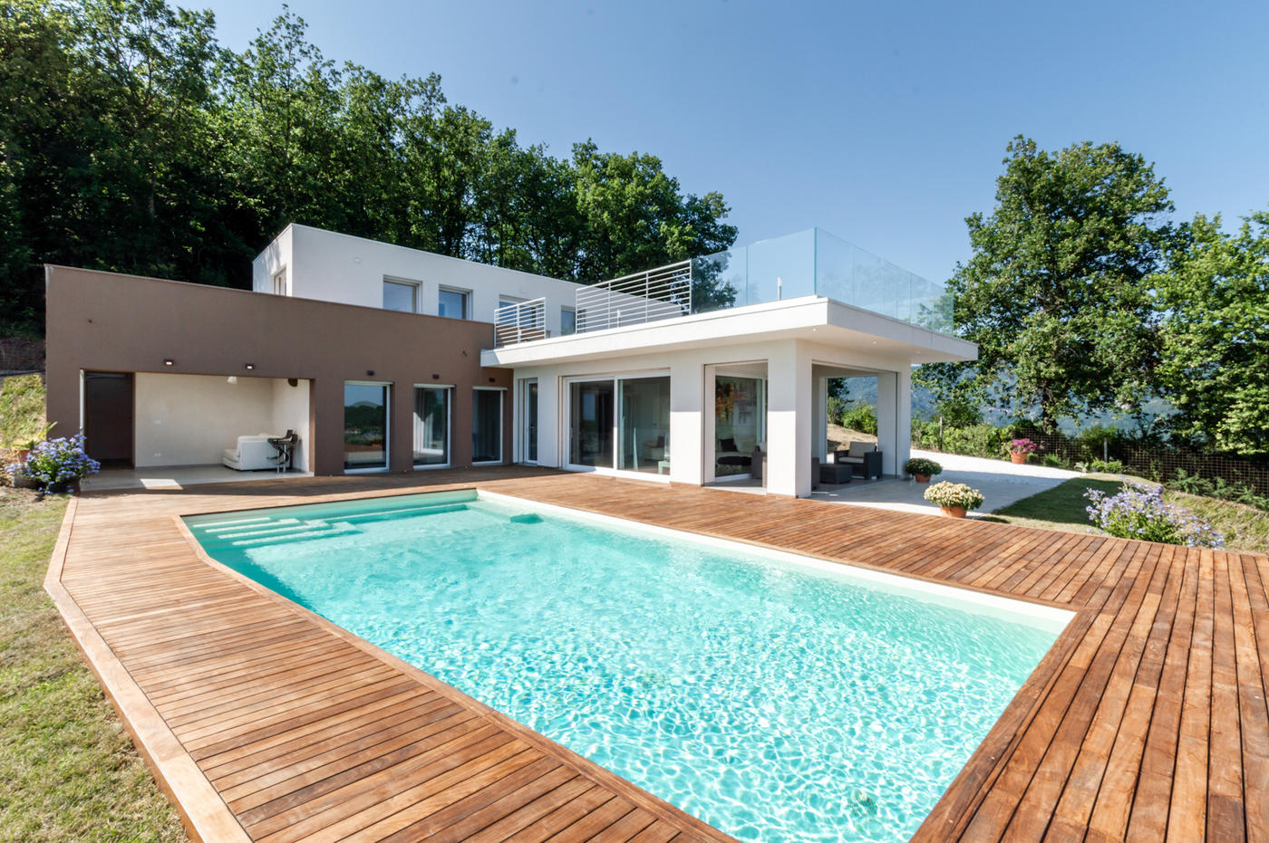 Moderna villa con piscina e vista mare in vendita sulle colline toscane ...