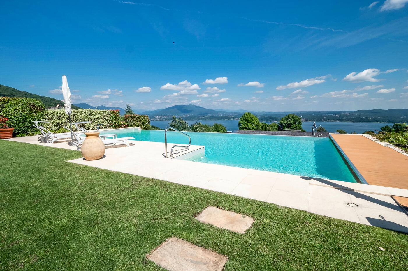 Villa con piscina e vista panoramica in vendita sul Lago Maggiore