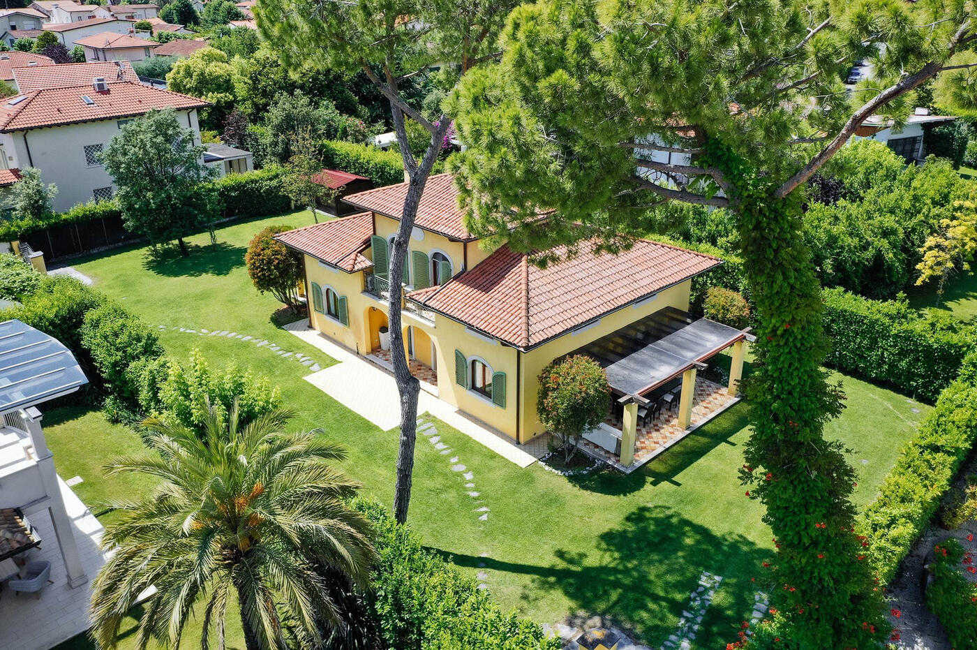 Villa for sale in Forte dei Marmi, Tuscany, just 700 meters from the