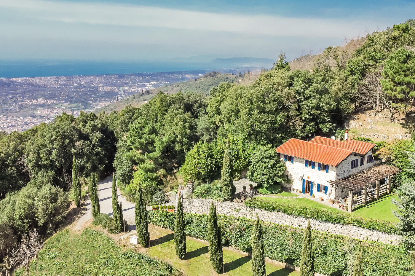 Affascinante villa vista mare in vendita sulle colline di Pietrasanta