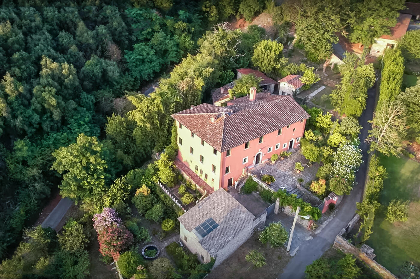 Elegant historic villa with sea view for sale on the hills of