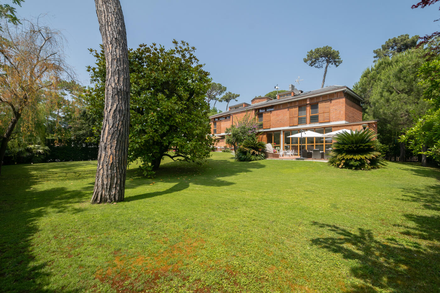 Elegant villa for sale in the Roma Imperiale district of Forte dei ...